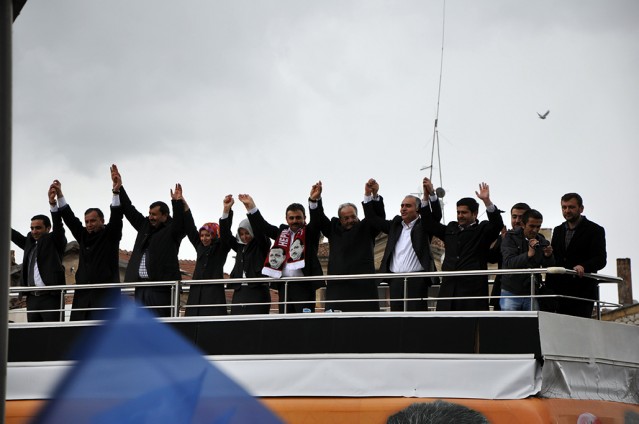 Miting gibi sevgi yürüyüşü