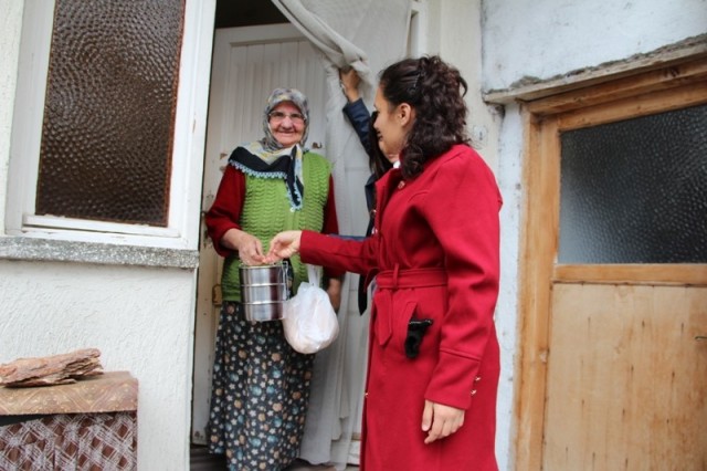 Kimsesizlere sıcak yemek