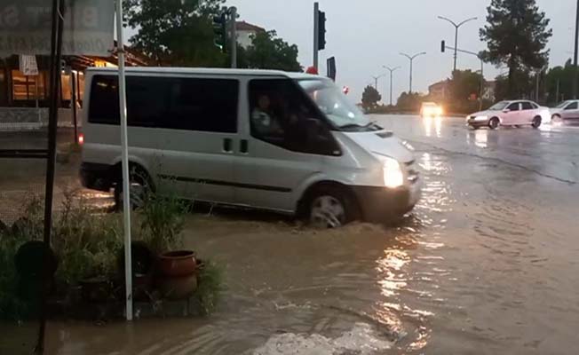 İstanbul yolunu sel bastı