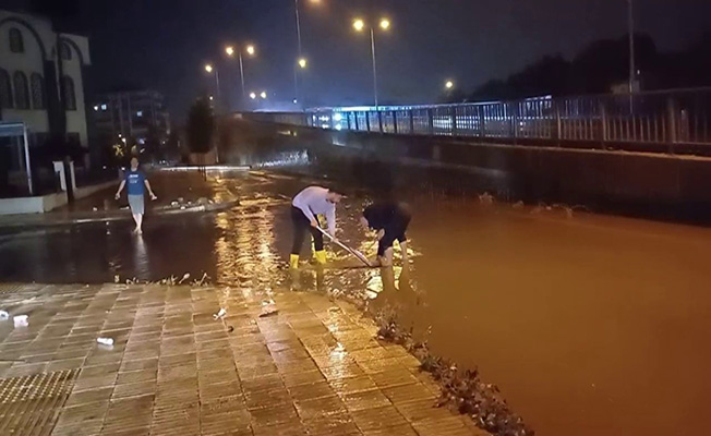 Yağış sonrası esnaf çek pasla nöbette