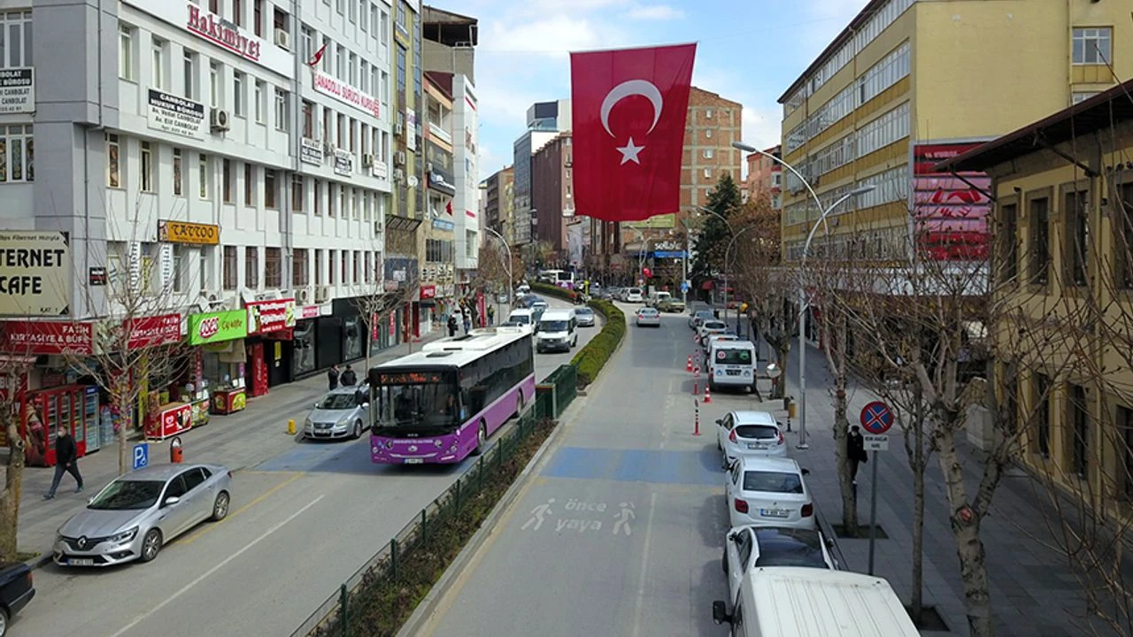 Valilik ve Saat Kulesi arası trafiğe kapatılacak