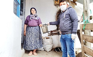 Köye maske ve dezenfektan seti dağıttı
