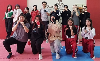 Kızlar Kick Boks öğreniyor