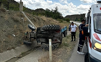 Kontrolden çıkan traktör devrildi