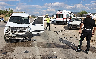 İki aracın çarpıştığı kaza kamerada