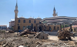 Ulu Cami bahçesindeki ağaçların tamamı kesildi