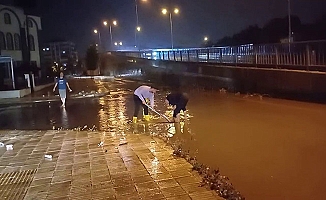 Yağış sonrası esnaf çek pasla nöbette