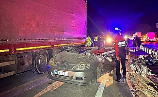 Lastiği patlayan tıra otomobil çarptı, 1 ölü